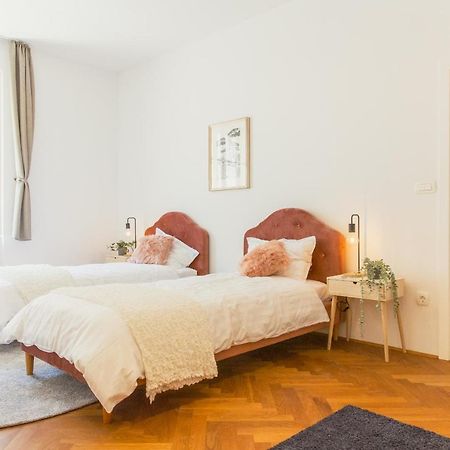 Top Location City Centre Condo In Historic Building With Free Garage Parking Liubliana Exterior foto