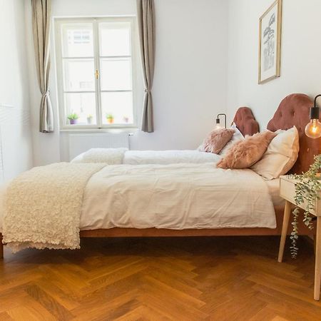 Top Location City Centre Condo In Historic Building With Free Garage Parking Liubliana Exterior foto