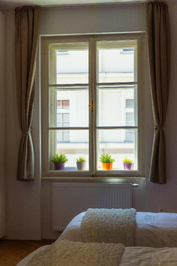 Top Location City Centre Condo In Historic Building With Free Garage Parking Liubliana Exterior foto