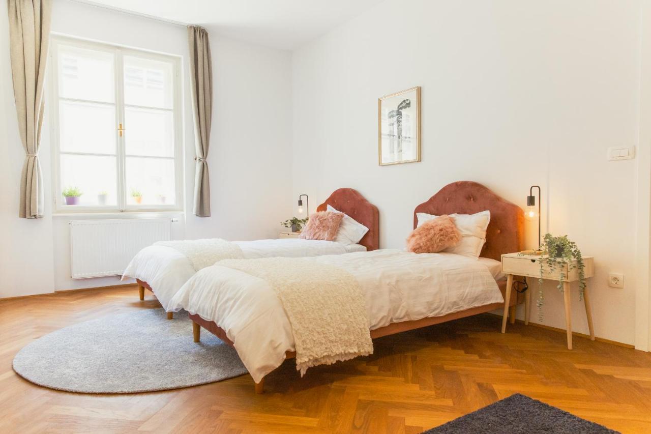 Top Location City Centre Condo In Historic Building With Free Garage Parking Liubliana Exterior foto